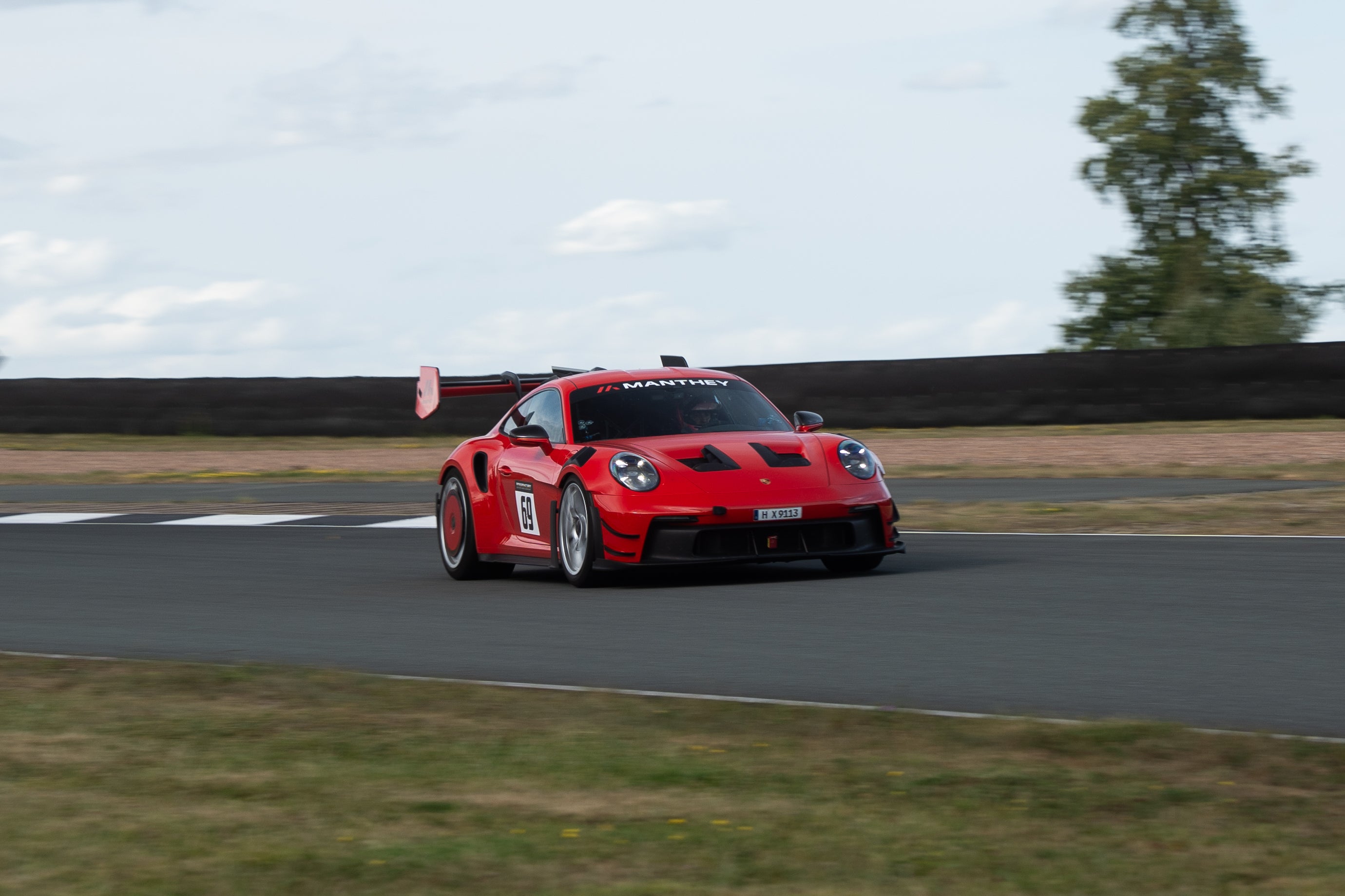 Porsche GT3 RS mit Manthey-Paket auf der Rennstrecke